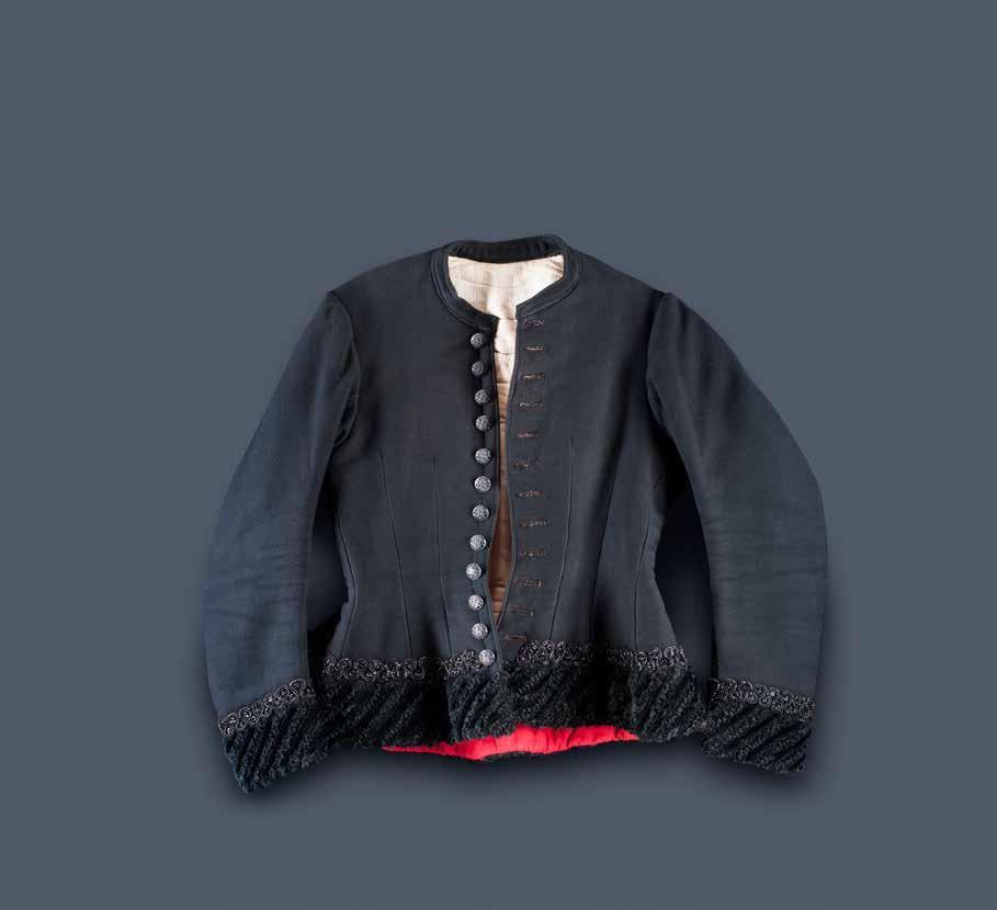 Kabátek kacabajka z černého sukna vatovaný s imitací persiánu a korálkovou portou, Veselá, 1885, inv. č. 4018 Soukenný kabátek Oděvem chránícím ženu před nepřízní počasí byl soukenný kabátek s dlouhými rukávy a délkou sahající k bokům.