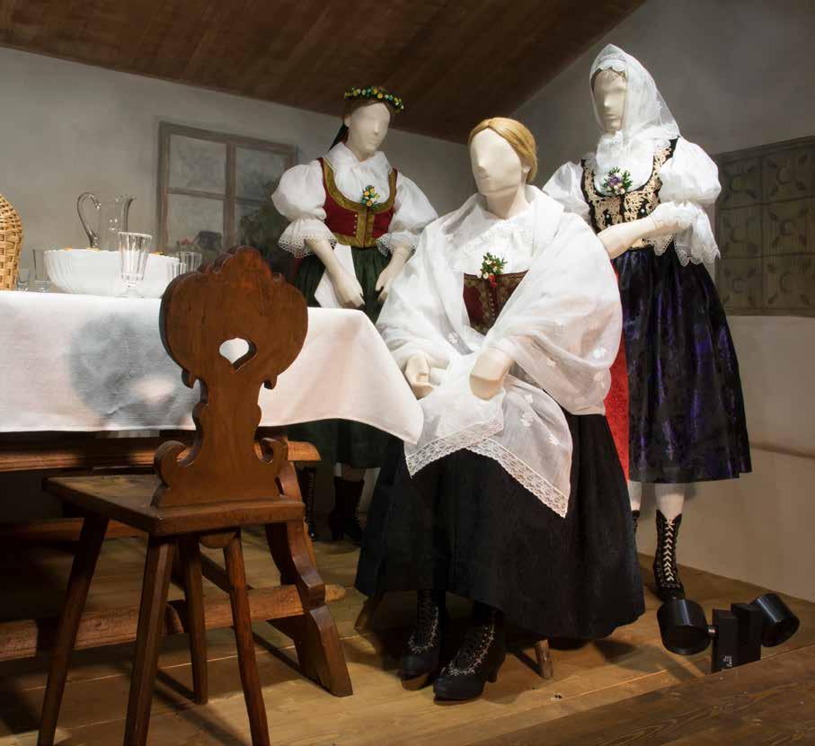 PŘÍPRAVA NEVĚSTY rekonstrukce situace, Rožnovsko, okolo 1920 NEVĚSTA Věnec se stuhami, rekonstrukce zhotovená pro potřeby expozice Rukávce z bílého bavlněného batistu bíle vyšívané, Valašské