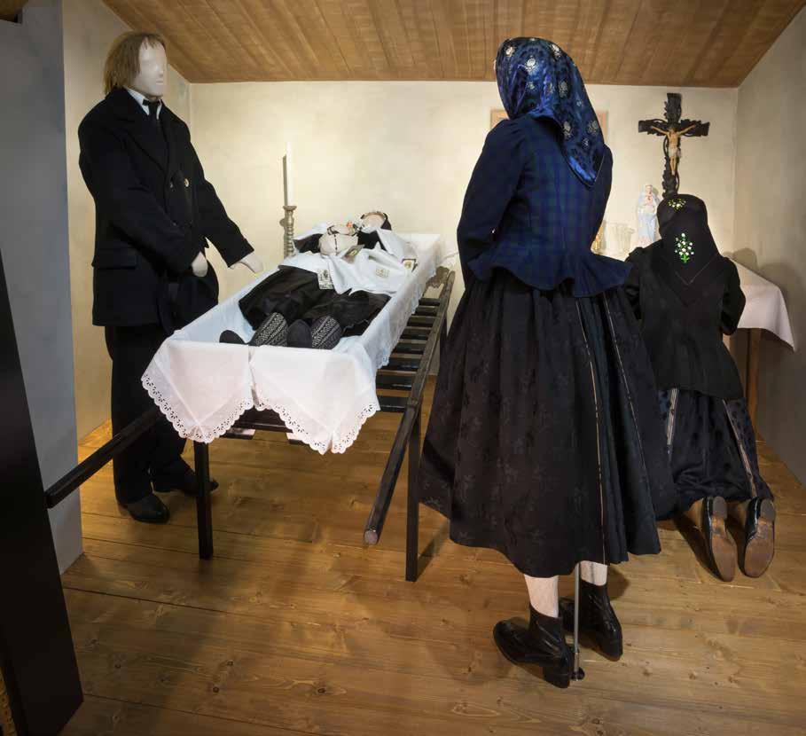 Oděv ve stáří a smrti S přibývajícím věkem nositele se měnil styl tradičního i civilního oblékání.