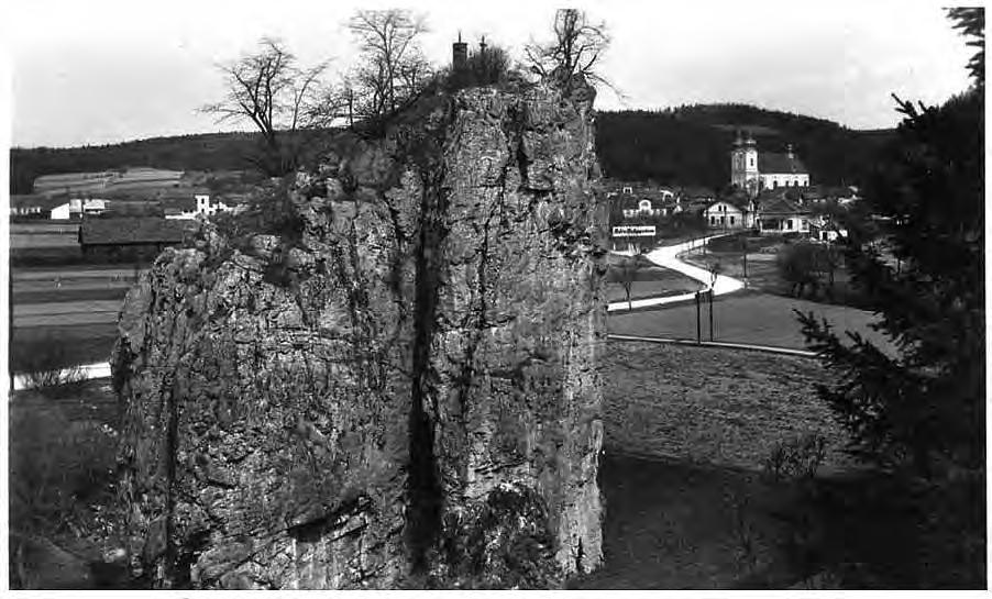 Obr. 6 Hřebenáč s křížem a sloupkem (podstavcem sochy Šimona Stilita, kapličkou?) v r. 1942 (poštovní pohlednice) podstavec, nikoliv kříž).