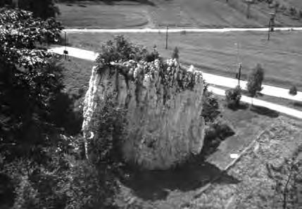 11 Stojí! Moravo, Moravo, Moravěnko milá... (Foto autorův archiv) Obr. 12 Náš kříž, posraný ptactvem nebeským a v mlze, 6.