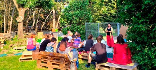 Každý člen má přidělený záhonek a o ten i pečuje, může na něm mít ovoce, zeleninu, bylinky ale i okrasné květiny-ne však ty jedovaté.