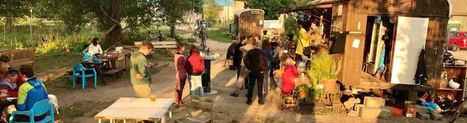 Komunitní zahrada Prazelenina Prazelenina nabízí všem zájemcům místo, kde v sezóně mohou pěstovat svou vlastní zeleninu, odpočívat, potkávat se se svými sousedy nebo poznávat nové lidi.