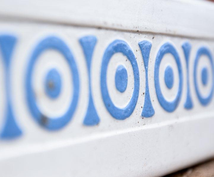 Kolem kamen 29/2020 Dekor tradicionál, K&K kamnářství Bechyně na protější straně: Příklad transparentní glazury připravené podle starých kachlů, realizace Ota Kobr Příklad použití kombinace efektní
