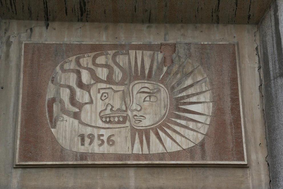 Obr. 7: Brno, Venhudova ulice. Sgrafito s datací, stav před restaurováním Obr.