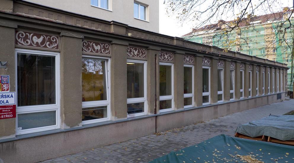 Obr. 9: Brno, MŠ Tučkova. Celkový pohled na fasádu se souborem sgrafit nad okny Obr. 10: Brno, MŠ Tučkova.