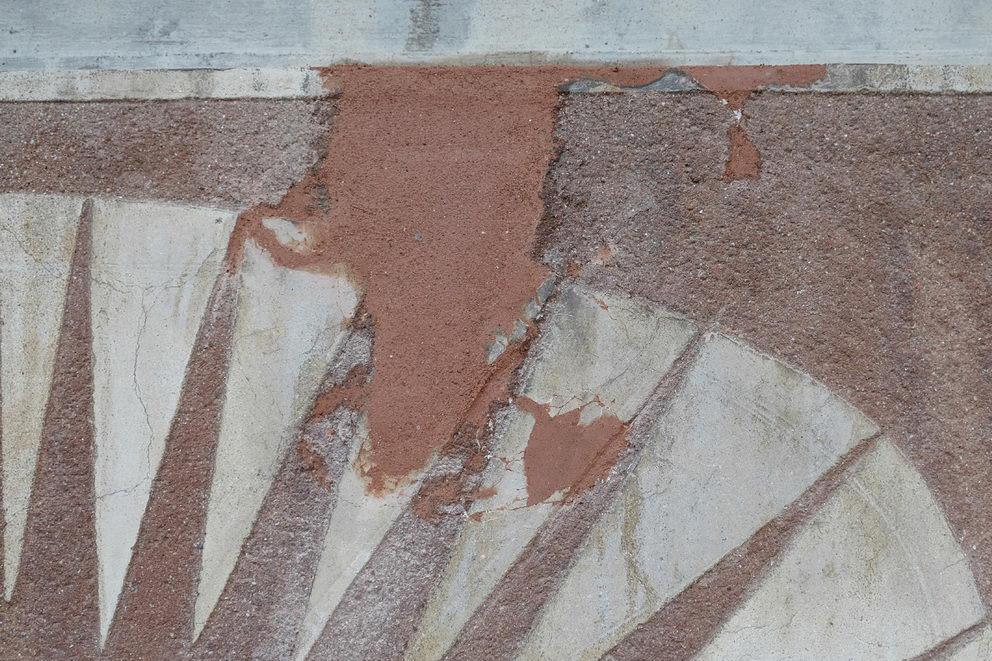 zvážit přidání a množství hydraulické přísady cement) - upravit barevnost: pro přiblížení se k barevnosti původního intonaca colorata byla do směsi přidána antuka, která má zároveň i hydraulické