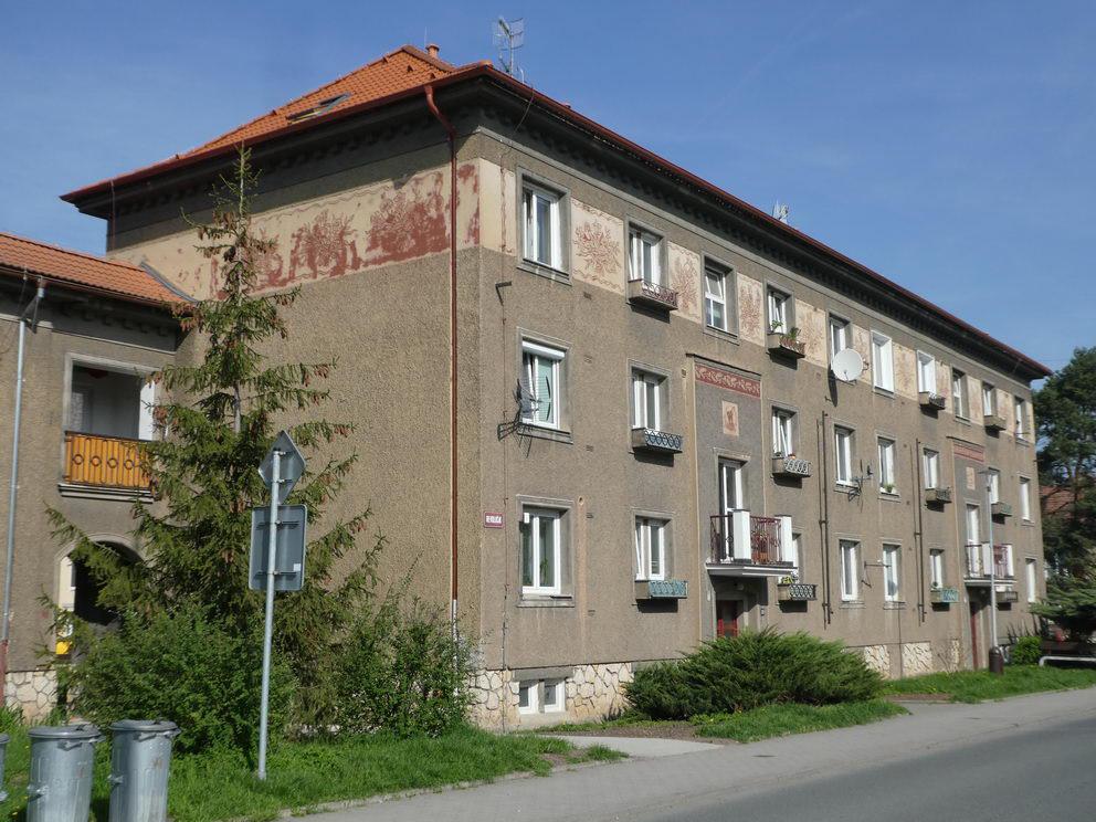 Rozsáhlejší a umělecky tematicky i formálně ambicióznější sgrafita nacházíme na solitérních veřejných stavbách, na fasádách kin a kulturních domů (Havířov), na nádražních budovách nebo v jejich