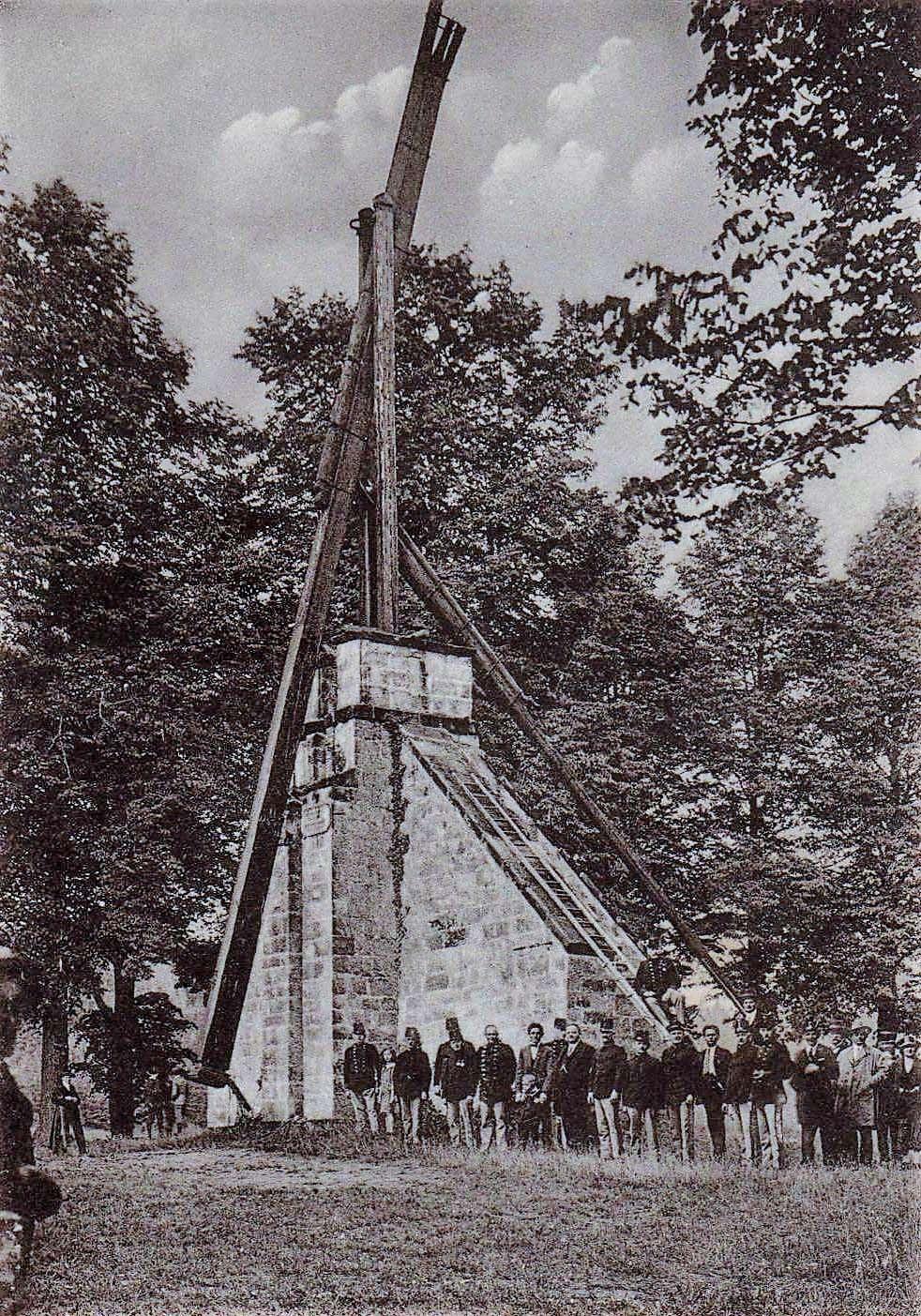 Březen 22 Chřibský zpravodaj str. 3 Toulky chřibskou minulostí Procházka Chřibskou krok za krokem (XXXVIII. část) Kamenný podstavec pro střelecký terč zbudovaný v roce 1792.