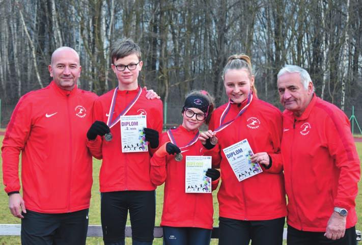 ROâNÍK 26 âíslo 4 B EZEN 2020 Úspěšní atleti na krajském přeboru v Jablonci nad Nisou. Zleva trenér Petr Valenta, Neil Jonáš Head, Nela Hrdličková, Karolína Kaulová, trenér Petr Pavlíček.