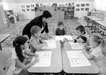 Pedagogický sbor a Jitka Beerová PODĚKOVÁNÍ PARTNERŮM A SPONZORŮM PLESU Základní škola Antonína Sochora děkuje všem partnerům, sponzorům, kolegům a příznivcům školy, kteří se podíleli na realizaci