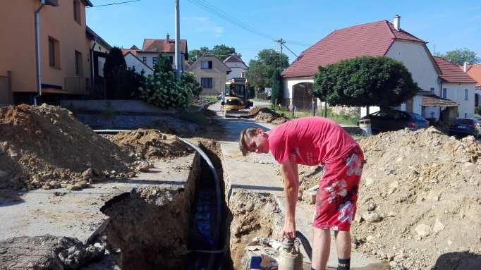 60 (Herclíkovi), další linie k čp. 33 (Penzlstadlerovi) a třetí podél silnice k čp. 13 (Luboš Heřman/Šimonů). Do výběrového řízení se přihlásila pouze jedna firma Kvint spol. s r.o. z Konopiště, s nabízenou 2,2 mil.