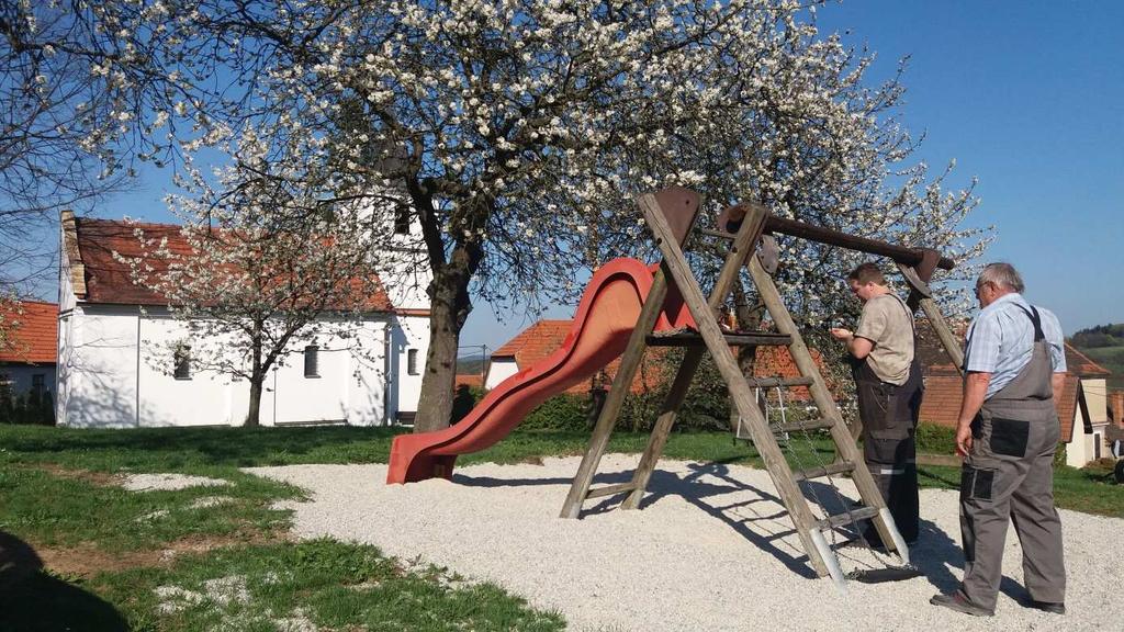 Obr. 22 Zjara prosvětlený Hradíšek zbavený náletových dřevin S nástupem jara byly koncem dubna na dětských hřištích ve všech třech