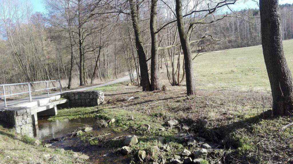 V létě dva mladí brigádníci natřeli kovové konstrukce na veřejných objektech, např.