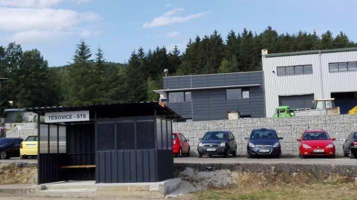 řešenou čekárnu. Nechybí v ní lavička. Investorem byla firma Kůta servis s.r.o., u jejíhož areálu se čekárna nachází.