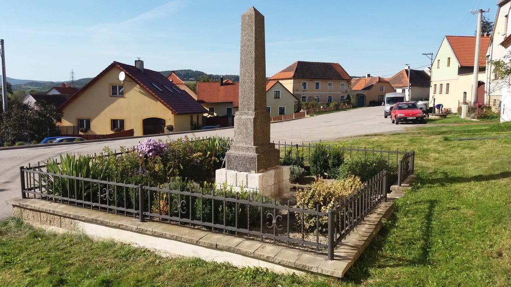 3 byl též ve stříbrném provedení restaurován nápis Těm, kteří se nedočkali svobody, státní znak v podobě lva, osm jmen: Důra Tomáš, Jakeš Václav, Kalina Jan, Váňa Josef, Váňa František, Záhorka