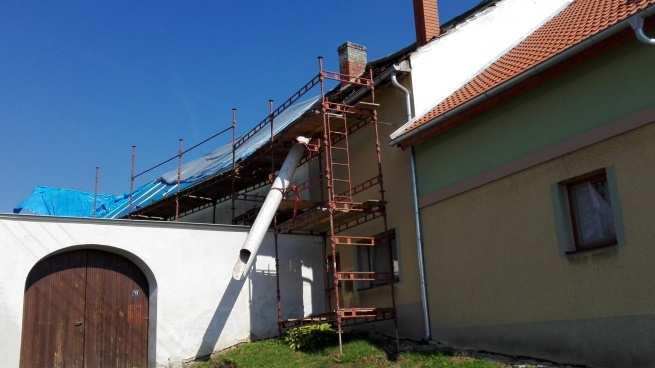 Opravy a rekonstrukce domů V Těšovicích Po renovaci fasád ukončených v posledních letech opravují Kottovi v Těšovicích čp.