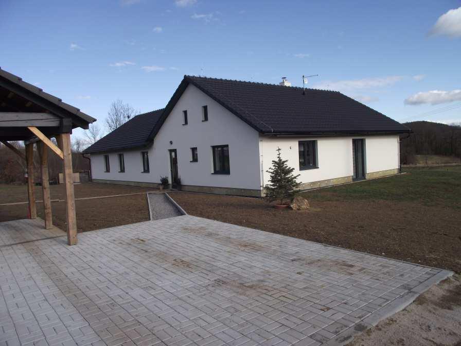 Je sice ještě vyšší, než původní kamenná, ale ta se již prolamovala a ohrožovala kolemjdoucí a všechny účastníky čilého dopravního provozu, který