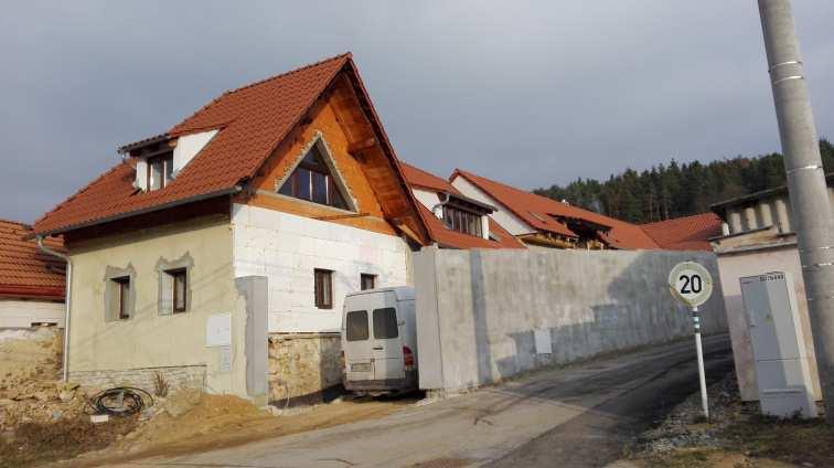 31 Takový výhled na bělečskou kapličku se nabízel krátce než v uličce zase vyrostla vysoká zeď Manželé Poláčkovi ze Zlivi pokračují na vnitřních