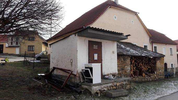 Je dobře dostupné a nádoby nehyzdí vzorně upravenou náves. Obr.