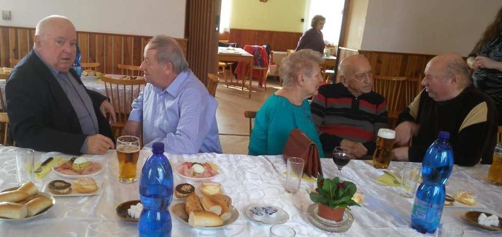 Obr. 66 Na setkání seniorů - zleva: Jan Řezník, Vlastimil Váňa, manželé Kalinovi a Václav Umlauf, vzadu Marie Záhorková Sošky z Těšovic vystaveny v Alšově Jihočeské galerii Dvě sošky z 15.