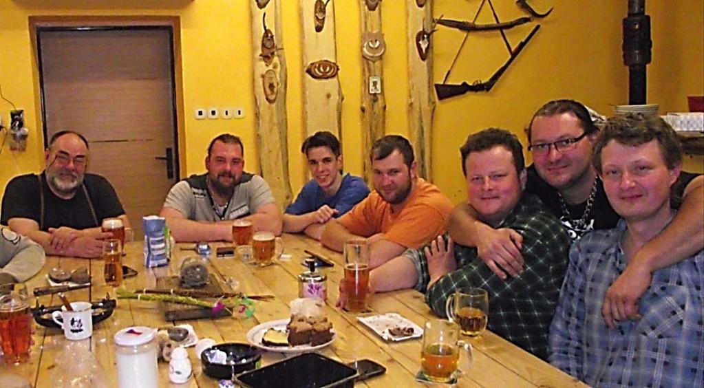 vepřové hody. Na Velký pátek porazili Johnovi urostlého 150 kilogramového pašíka od Stanislava Mušky z Velkého Boru u Strunkovic nad Blanicí. Drapák tahače na dříví, co s ním jezdí Tonda John st.