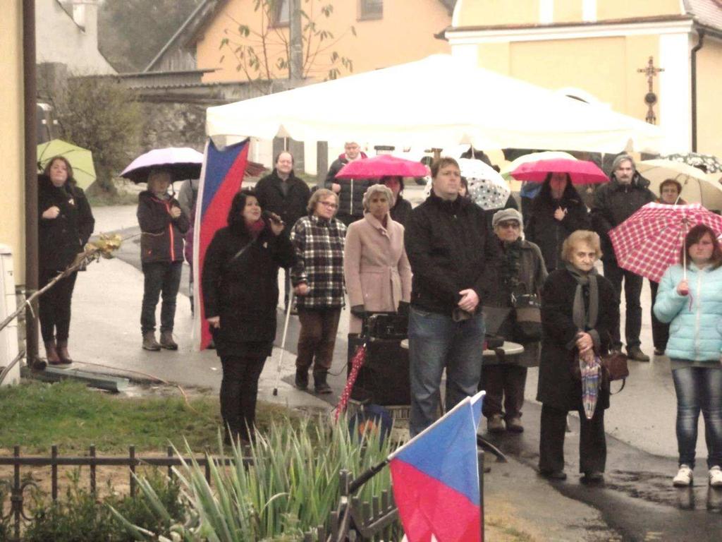 Poté se asi stovka občanů z Bělče, Bělečské Lhoty a Těšovic a dalších přítomných shromáždila na bělečské návsi a vyslechla oblíbenou píseň 1.