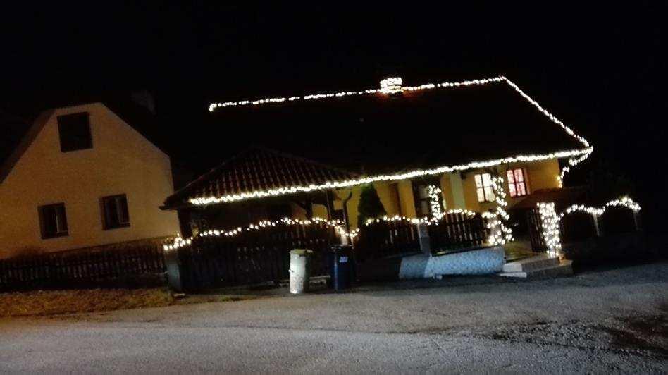 Září světel zkrásněla v adventním a vánočním čase v našich vsích také mnohá stavení. Například chalupy Hálkových čp. 24 (Benešů) v Bělči nebo Fischerových čp.