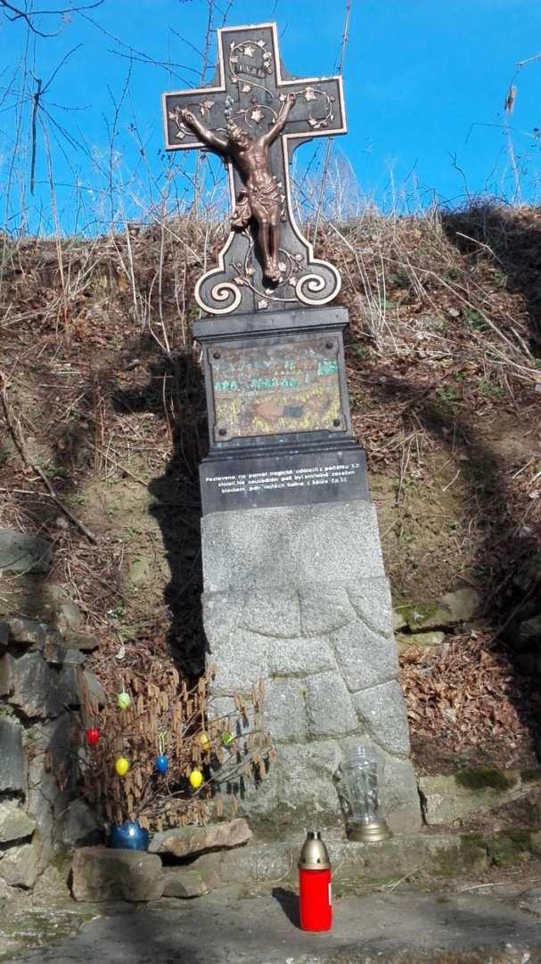 Křížek za kravínem na silnici z Bělče do Bělečské Lhoty vlevo, byl vztyčen na památku tragické