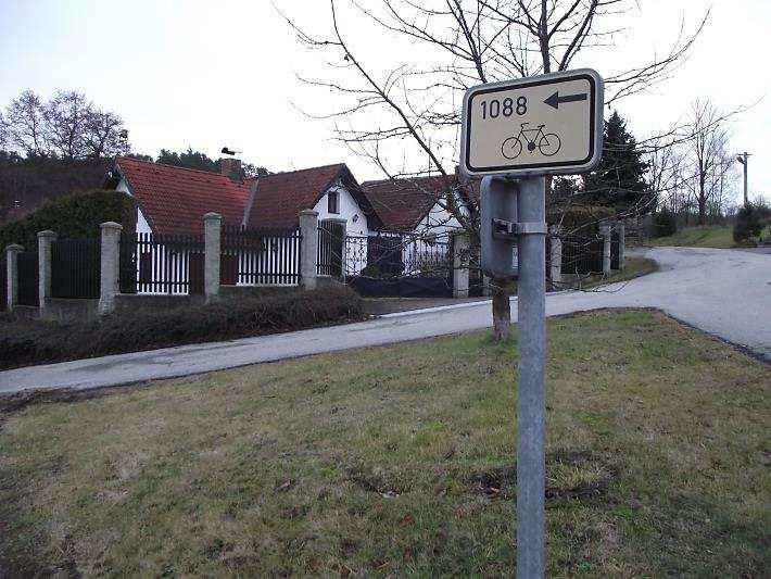 Trasa v délce 26 km startuje u železniční stanice v Netolicích a pokračuje přes renesanční zámek Kratochvíle.