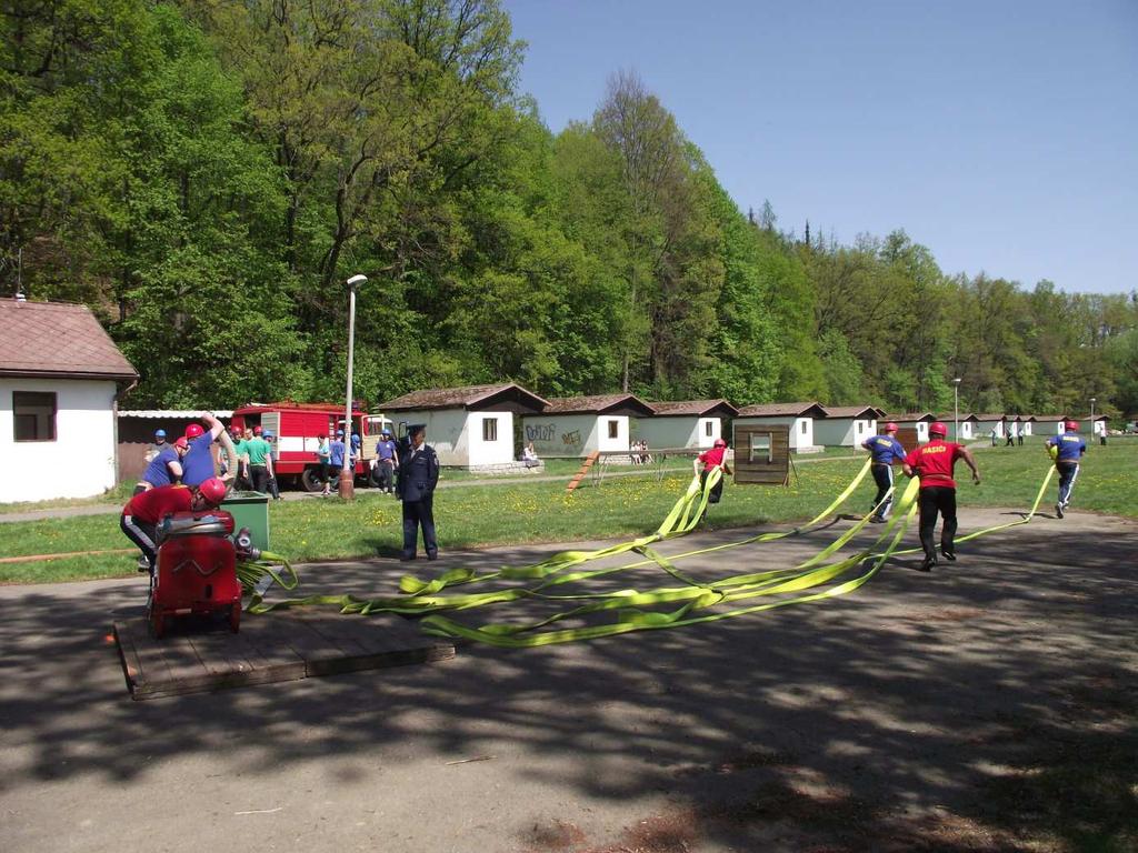 Obr. 127 Družstvo SDH Běleč v Požárním útoku v kat. M2, stříkačku obsluhuje A. John, sudí K. Maun z Husince Nedílnou součástí aktivit SDH Běleč je kultura.