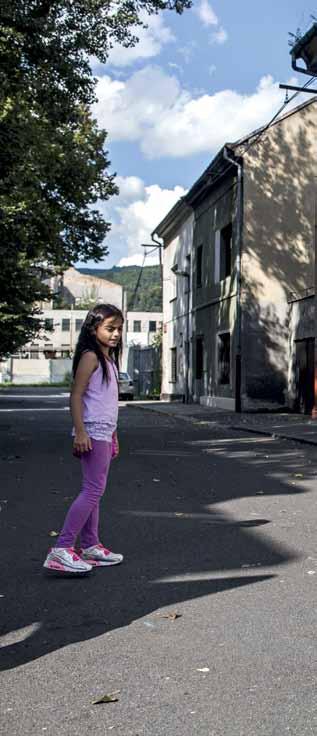41 dní za zdí Ústečtí politici oddělili Romy v Matiční ulici od bílých sousedů HANA ČÁPOVÁ / foto milan bureš Ulička Matiční na periferii Ústí nad Labem byla na konci devadesátých let ze všech ulic v