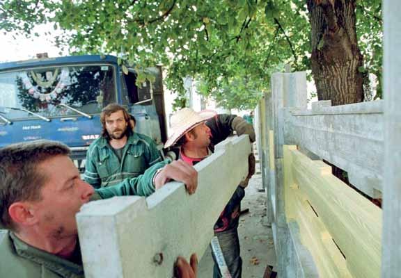 foto čtk Zasazení posledního betonového dílu. (Matiční ulice, 13. října 1999) Jak psal tehdy Respekt, ODS přinejmenším na místní úrovni přebrala Sládkův prapor.
