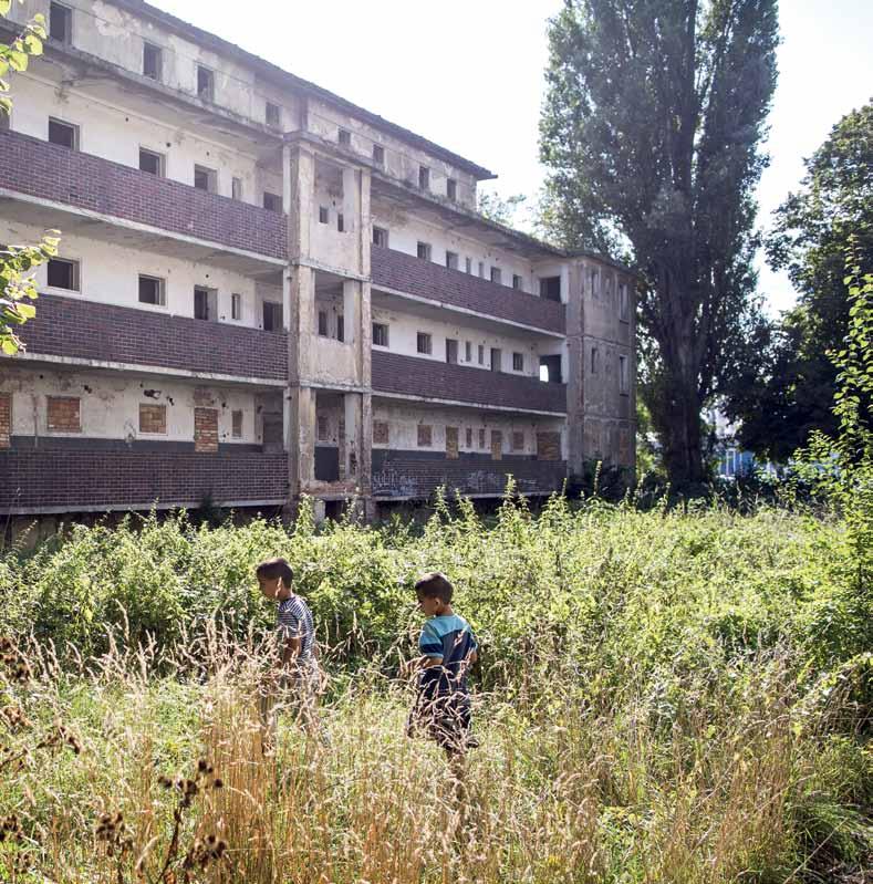 Ze dvou činžáků, které byly za zdí, se lidé odstěhovali zhruba před deseti lety. (Matiční ulice, 2017) slím, že jsme nic špatně neudělali, říká Tošovský.
