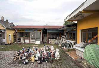 Za zdmi hotelů decentně provozované sexuální služby se s otevřením hranic rozlily do ulic Dubí jako tsunami. Fakt, že tahle exploze sexu potkala právě Dubí, byl způsoben souběhem několika faktorů.