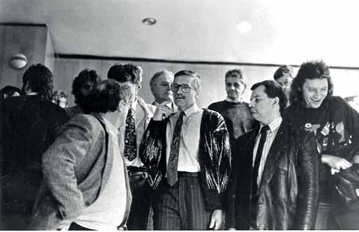 od havla po luxe kapesní průvodce inteligentního národa po vlastním osudu 1990 1. leden Václav Havel vyhlásil největší amnestii v poválečné historii Československa; věznice opustilo 23 tisíc osob. 15.