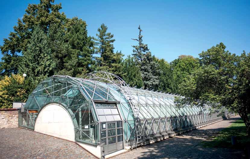 Bankovní postmoderna Komerční banka, Liberec (1993 1994) Dříve než zkrachovaly anebo si vyprosily pomoc od státu, stačily si banky postavit na hlavních třídách mnoha českých měst početnou řadu