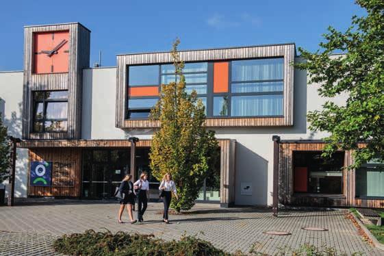 Dveře otevřené studijně nadaným dětem Máte doma páťáka s výbornými studijními výsledky a pečlivě zvažujete, kam poslat ty dvě přihlášky, které si může dítě se zájmem o studium víceletého gymnázia