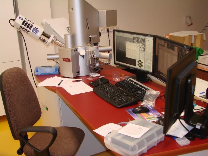 Laboratoře ústavu Rastrovací elektronový mikroskop TESCAN v laboratoři ústavu Laboratoř elektronických součástek (výuka předmětu Elektronické součástky, Ing. Martin Adámek, Ph.D. a prof. Ing. Jaroslav Boušek, CSc.