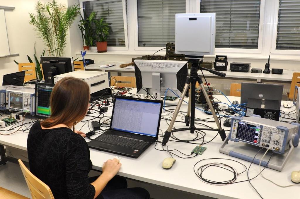 Aktuální zaměření ústavu Tematicky je výzkum ústavu zaměřen na problematiku moderních elektronických obvodů, nových metod zpracování signálů, na nová řešení mikrovlnných obvodů a antén a bezdrátovou