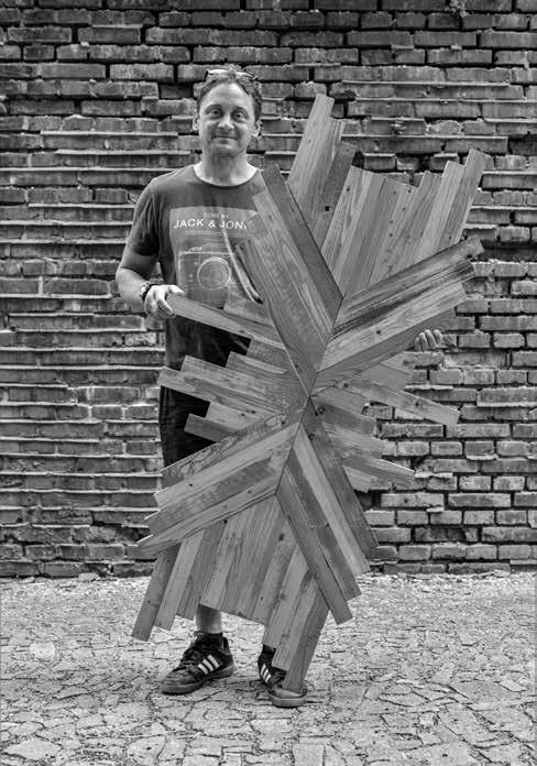 12 TŘEŠŤ A MY RECY design: Pod rukama Tomáše Honzárka dostává staré dřevo nový život Blížily se Vánoce a Tomáš Honzárek z Třeště přemýšlel nad tím, čím tentokrát překvapí své blízké u vánočního