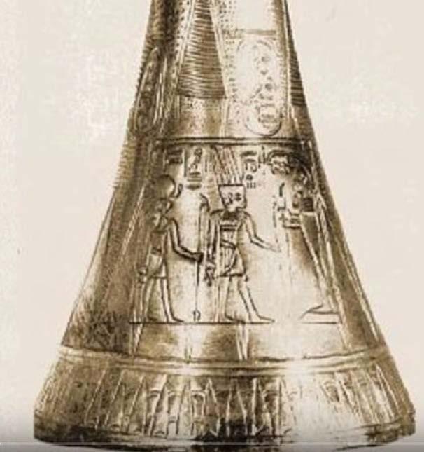 Obr. 03. Tutanchamonova trumpeta detail stříbrné trumpety Re-Harachtej a Ptah. Měděnou trumpetu zdobí vyobrazení faraona.