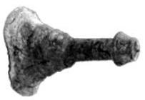 Obr. 06. Trumpeta prostá (plain trumpets) z vyklepaného plechu. Měděné trumpety ze Šahdádu, nazvané trumpety s tváří (face trumpet), mají před nátrubem lidskou hlavu s detaily obličeje.
