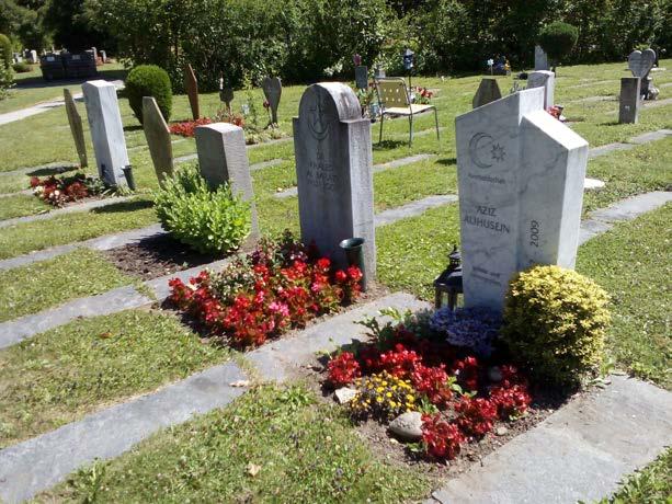 Obr. 08. vkomponovaného do náhrobku ze strany normativního islámu. 21 Druhé příklady ukazují na odlišný přístup menšinového proudu islámu k této problematice.