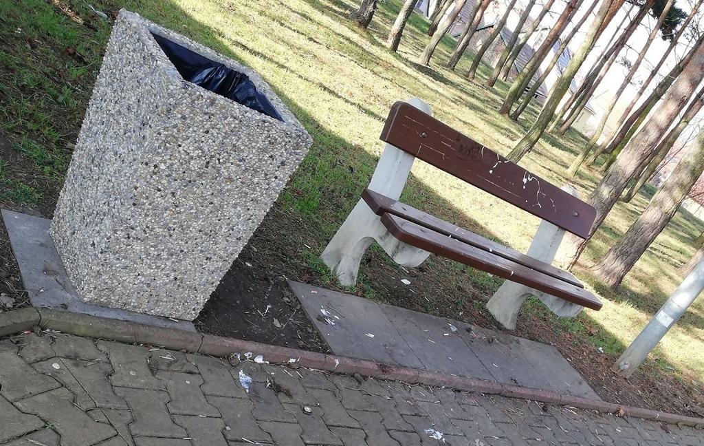 Jsou to dospěláci, kteří si myslí, že čím mají delší vodítko, tím hůře vidí, co jejich pes vykonal a proto to nemusí řešit.