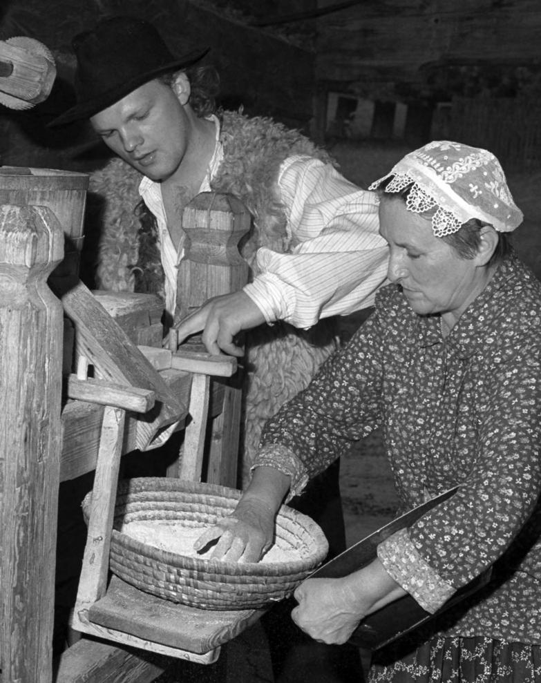 63 Mletí hrubé mouky na žernu, Valašská