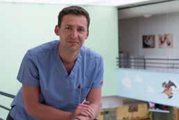 Brainlab Spinal Navigation. Operace probíhala pod vedením MUDr. Andreje Bilika, Ph.D. K navigované stabilizaci byl indikován pacient se zlomeninou krční páteře v segmentu C5/6 v terénu ankylozující spondylitídy (m.