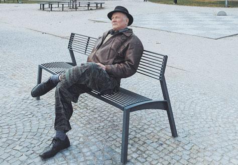 Shazovali jsme pěticípou hvězdu z jednadvacítky POZNEJ PŘÍBRAM Tady od té cukrárny dolů stála řada policejních aut, ukazuje na kratší stranu náměstí, které se v té době svým názvem hlásilo k říjnové