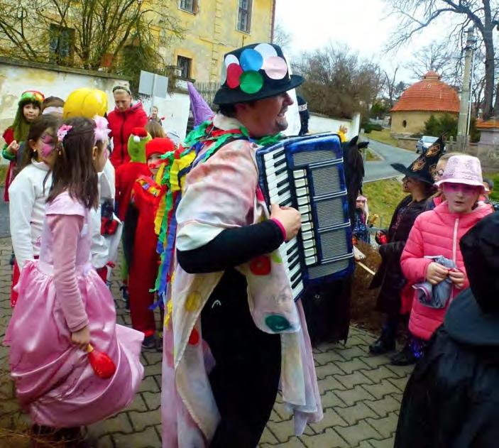 Následně kobyla obživla a odlehčena od hříchů za velkého veselí přihlížejících pokračovala s ostatními v zábavě. Masopustní veselí by nebylo celé bez něčeho dobrého na zub.