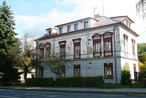 Žádostí o byty je pořád hodně, proto netrpělivě čekáme na odsouhlasení rozpočtu k výběrovému řízení na střešní vestavbu sedmi bytů v budově bývalých lázní naproti škole,